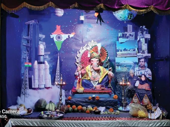 Chandrayaan 3 landed in the guise of Ganapati; 'Chandrayaan 3' movie in front of the household Ganpati | चक्क गणपतीच्या देखाव्यात उतरले चंद्रयान३; घरगुती गणपतीसमोर ‘चंद्रयान ३’चे चलचित्र