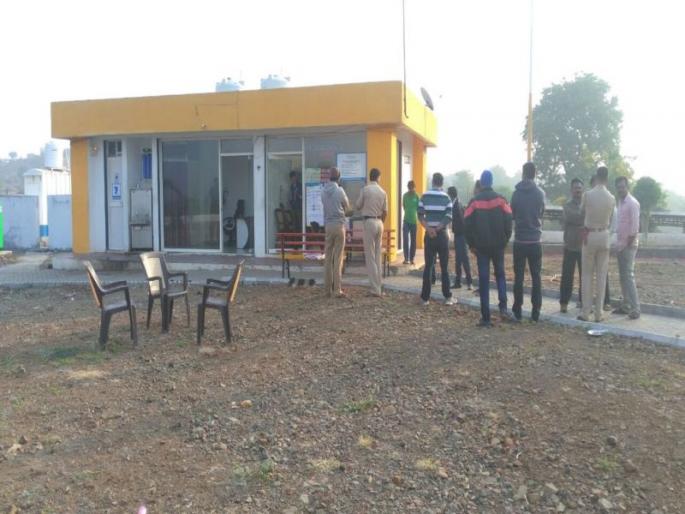 Manager seriously injured in petrol pump near Bhusawal | भुसावळ जवळील पेट्रोल पंपावर सशस्त्र दरोड्यात व्यवस्थापक गंभीर जखमी Manager seriously injured in petrol pump near Bhusawal | भुसावळ जवळील पेट्रोल पंपावर सशस्त्र दरोड्यात व्यवस्थापक गंभीर जखमी