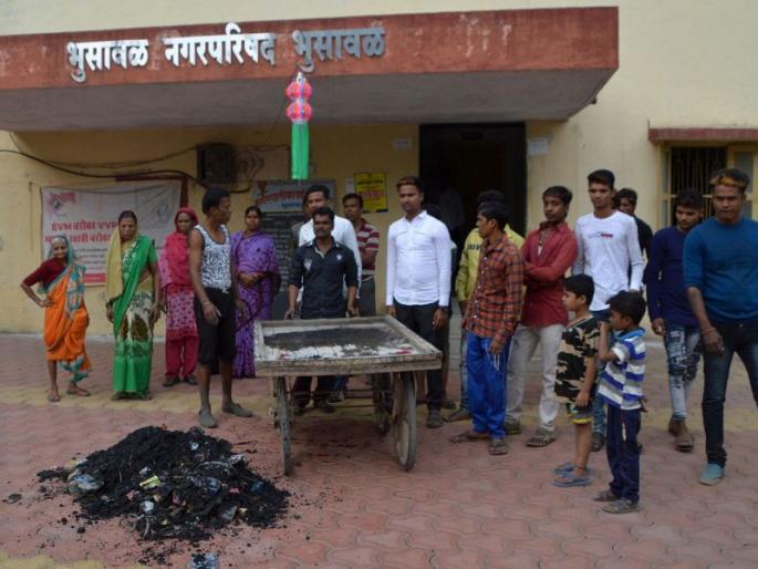 Garbage deposited by citizens before the entrance of Bhusawal Municipal Corporation | भुसावळ पालिकेच्या प्रवेशद्वारासमोर संतप्त नागरिकांनी टाकला कचरा Garbage deposited by citizens before the entrance of Bhusawal Municipal Corporation | भुसावळ पालिकेच्या प्रवेशद्वारासमोर संतप्त नागरिकांनी टाकला कचरा