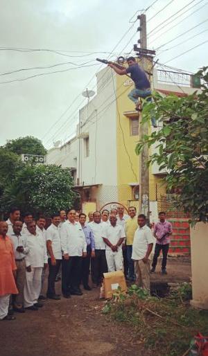Start of installing LED lights in Bhusaval city | भुसावळ शहरात एलईडी दिवे बसविण्यास प्रारंभ Start of installing LED lights in Bhusaval city | भुसावळ शहरात एलईडी दिवे बसविण्यास प्रारंभ