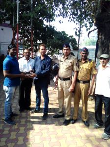 Mobile and purse lost due to police efficiency in Bhusawal | भुसावळ येथे पोलिसांच्या दक्षतेमुळे महिलेला मिळाला हरविलेला मोबाइल व पर्स Mobile and purse lost due to police efficiency in Bhusawal | भुसावळ येथे पोलिसांच्या दक्षतेमुळे महिलेला मिळाला हरविलेला मोबाइल व पर्स