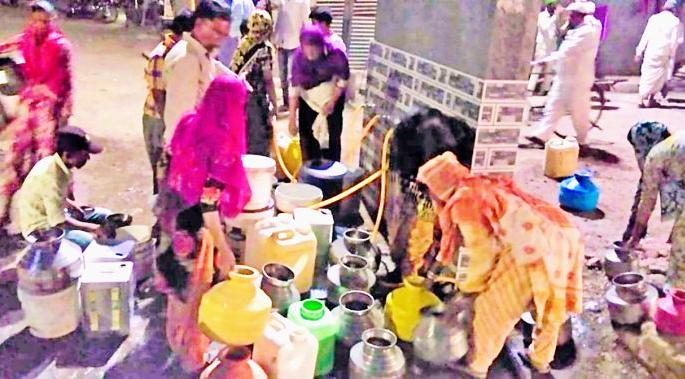  Construction of dam wells in public areas | भुसावळात लोकवर्गणीतून विंधन विहिरीची उभारणी