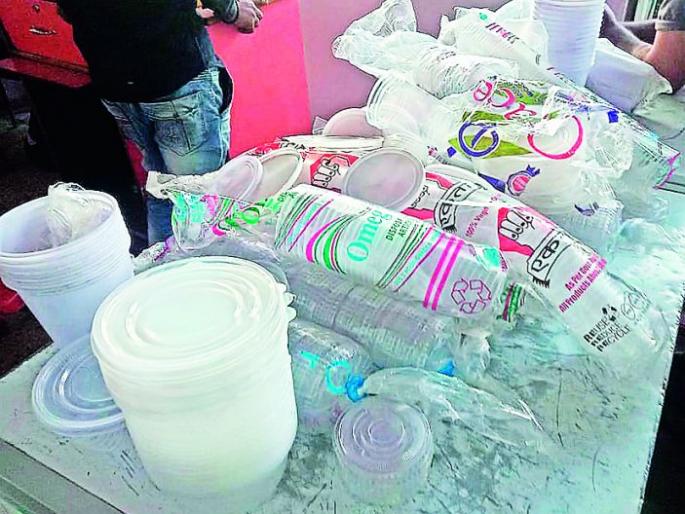 The use of plastic in Bhusaval, three shopkeepers penalty | भुसावळात प्लॅस्टिकचा वापर, तिघा दुकानदारांना दंड The use of plastic in Bhusaval, three shopkeepers penalty | भुसावळात प्लॅस्टिकचा वापर, तिघा दुकानदारांना दंड