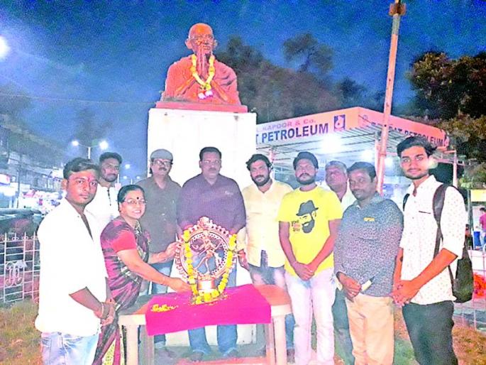 Natarajan worshiped for the demand of a playground in the middle of the house | भुसावळात बंदिस्त नाट्यगृहाच्या मागणीसाठी नटराज पूजन करून घातले साकडे