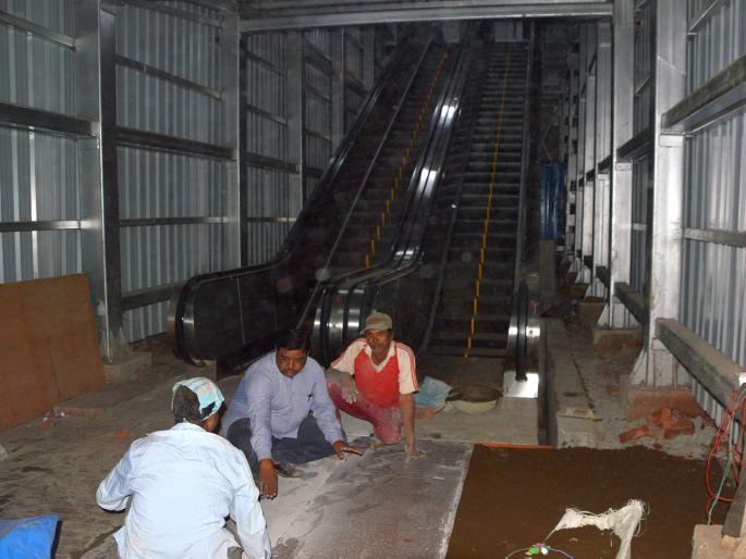 Automatic shutdown in Bhusawal railway station | भुसावळ रेल्वे स्थानकातील स्वयंचलित जिने बंद