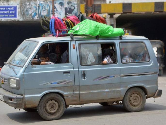 Transportation of school kit van to schoolboy students at Bhusawal | भुसावळ येथे शाळकरी विद्यार्थ्यांची गॅस किट व्हॅनमध्ये वाहतूक Transportation of school kit van to schoolboy students at Bhusawal | भुसावळ येथे शाळकरी विद्यार्थ्यांची गॅस किट व्हॅनमध्ये वाहतूक