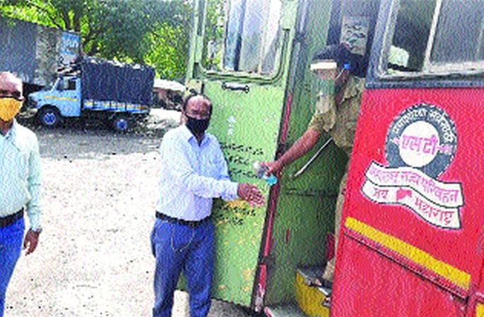 Red fairy ran from Karjat depot after 79 days | कर्जत आगारातून ७९ दिवसांनी धावली लाल परी Red fairy ran from Karjat depot after 79 days | कर्जत आगारातून ७९ दिवसांनी धावली लाल परी