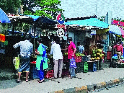 Hundreds of unauthorized peddlers in Ghansoli area | घणसोली परिसरात शेकडो अनधिकृत फेरीवाल्यांचे बस्तान