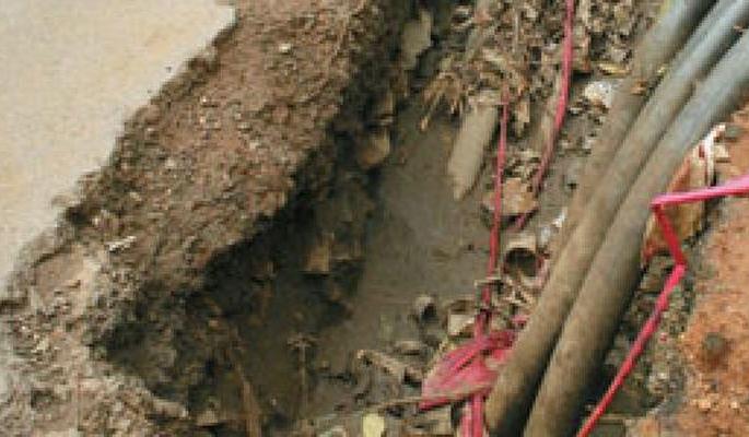 'BSNL' cable theft; Disruption of election office of District Collector | ‘बीएसएनएल’ केबलची चोरी; जिल्हाधिकारी कार्यालयाचे निवडणूक नेटवर्क विस्कळीत 'BSNL' cable theft; Disruption of election office of District Collector | ‘बीएसएनएल’ केबलची चोरी; जिल्हाधिकारी कार्यालयाचे निवडणूक नेटवर्क विस्कळीत