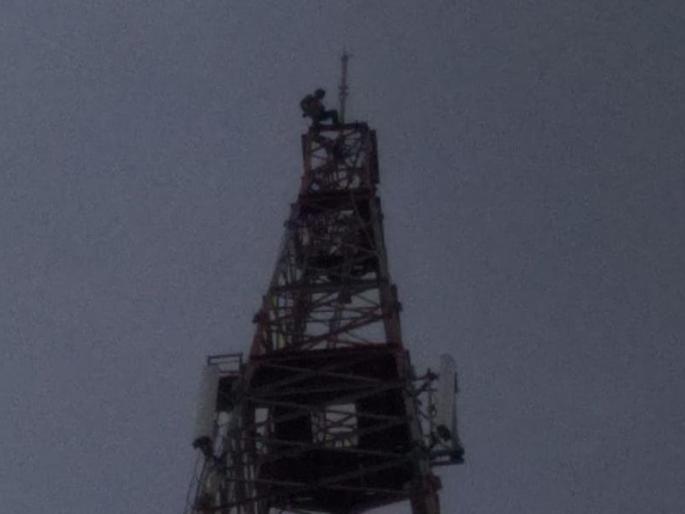 The youth climbed the BSNL tower at Buldhana | बीएसएनएल टॉवरवर चढला युवक 