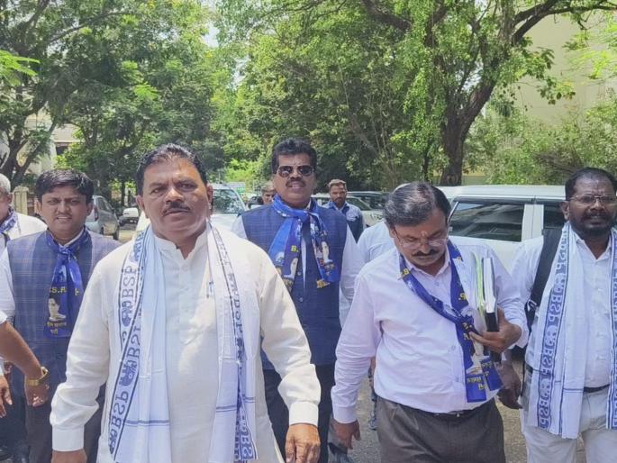 Candidate says voters help me financially; Unique appeal of BSP candidate of Maval Lok Sabha | उमेदवार सांगतो, "मतदारांनो मला आर्थिक मदत करा"; बसपाच्या उमेदवाराचे अनोखे आवाहन Candidate says voters help me financially; Unique appeal of BSP candidate of Maval Lok Sabha | उमेदवार सांगतो, "मतदारांनो मला आर्थिक मदत करा"; बसपाच्या उमेदवाराचे अनोखे आवाहन