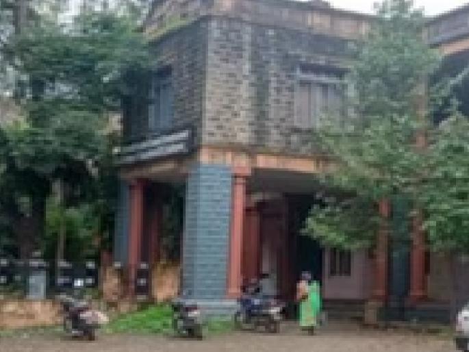 Due to Karveer Tehsil office taking ten rooms in the building of Maharani Tarabai Government Teacher's School in the premises of BT College in Kolhapur there is a problem of space for the school | कोल्हापुरातील बी.एड कॉलेजच्या इमारतीवर ‘डाएट’चा ‘डोळा’, कॉलेज बंद पाडण्याचा डाव Due to Karveer Tehsil office taking ten rooms in the building of Maharani Tarabai Government Teacher's School in the premises of BT College in Kolhapur there is a problem of space for the school | कोल्हापुरातील बी.एड कॉलेजच्या इमारतीवर ‘डाएट’चा ‘डोळा’, कॉलेज बंद पाडण्याचा डाव