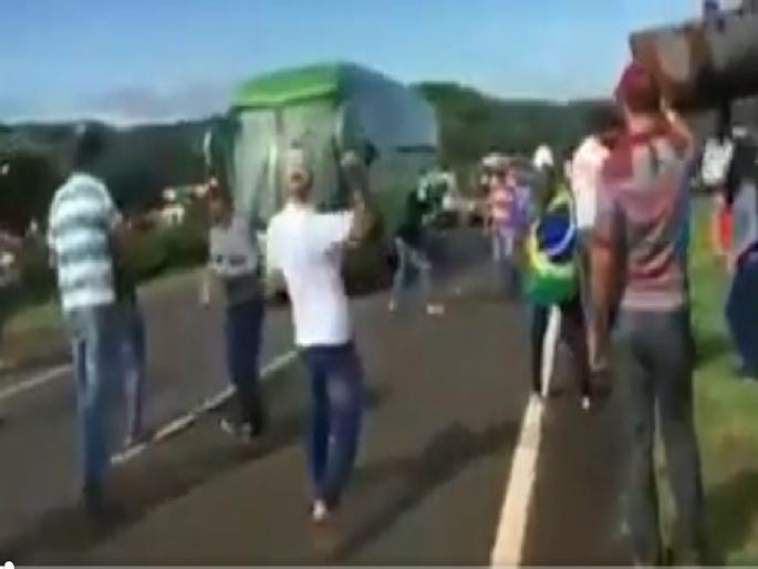 FIFA Football World Cup 2018: Brazil Fans Throwing Stones At Team Bus | FIFA Football World Cup 2018  : नेयमारच्या संघाला अंड्यांचा मार FIFA Football World Cup 2018: Brazil Fans Throwing Stones At Team Bus | FIFA Football World Cup 2018  : नेयमारच्या संघाला अंड्यांचा मार