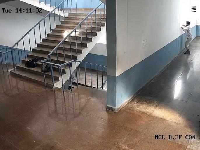 Tragic Incidentnt Dies After Jumping from Third Floor of Chittoor College; Police Suspects Love Affair | Viral VIdeo: बी.टेक विद्यार्थ्याची कॉलेजच्या तिसऱ्या मजल्यावरून उडी; घटना सीसीटीव्हीमध्ये कैद!