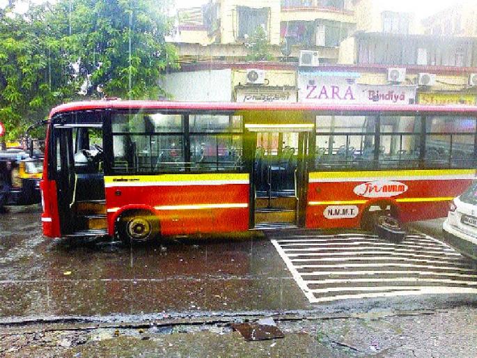 safety of passengers in the wind | चालू बसचा टायर निघाला, प्रवाशांची सुरक्षा वाऱ्यावर safety of passengers in the wind | चालू बसचा टायर निघाला, प्रवाशांची सुरक्षा वाऱ्यावर