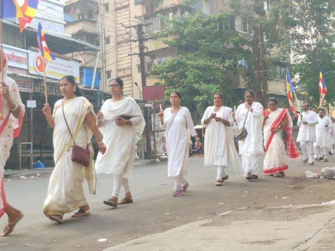 on the auspicious morning of buddha jayanti the candle march in kalyan east  | बुध्द जयंतीच्या मंगलमय पहाटे कल्याण पूर्वेत निघाला कँडल मार्च  on the auspicious morning of buddha jayanti the candle march in kalyan east  | बुध्द जयंतीच्या मंगलमय पहाटे कल्याण पूर्वेत निघाला कँडल मार्च