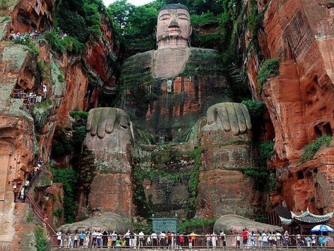 Cracks in The world's largest Buddhist idol | जगातील सर्वात मोठ्या बुद्धमूर्तीला तडे 