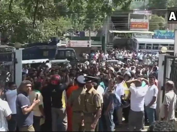 Sri Lanka declares state of emergency | श्रीलंकेत दहा दिवसांसाठी आणीबाणी जाहीर, बौद्ध-मुस्लिमांमध्ये जातीय दंगल Sri Lanka declares state of emergency | श्रीलंकेत दहा दिवसांसाठी आणीबाणी जाहीर, बौद्ध-मुस्लिमांमध्ये जातीय दंगल