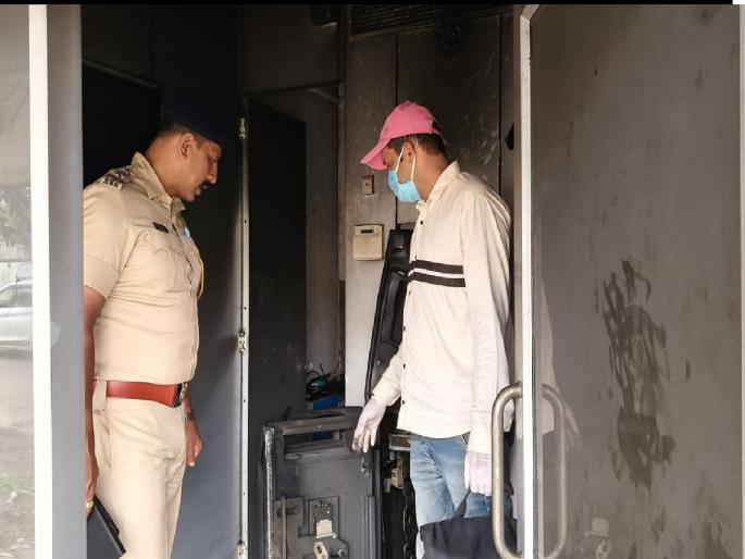 Gas cutter breaks ATM machine in Budhgaon Sangli, cash worth Rs 17 lakhs stolen | Sangli: बुधगावात गॅस कटरने एटीएम मशिन फोडले, १७ लाखांची रोकड लंपास Gas cutter breaks ATM machine in Budhgaon Sangli, cash worth Rs 17 lakhs stolen | Sangli: बुधगावात गॅस कटरने एटीएम मशिन फोडले, १७ लाखांची रोकड लंपास