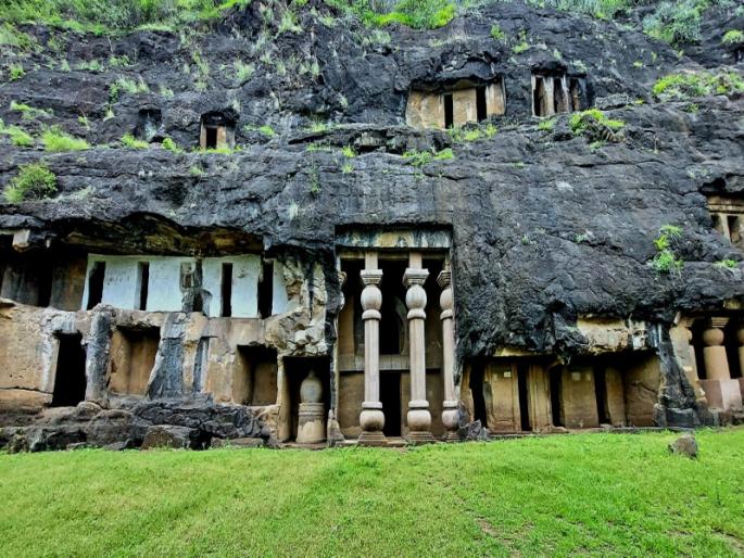 Buddha caves in Junnar attract foreign tourists About 250 to 300 caves in all cave groups | Buddha Caves: जुन्नरमधील बुद्धलेण्यांची विदेशी पर्यटकांना भुरळ; सर्व लेणी समूहांमध्ये सुमारे २५० ते ३०० लेण्या Buddha caves in Junnar attract foreign tourists About 250 to 300 caves in all cave groups | Buddha Caves: जुन्नरमधील बुद्धलेण्यांची विदेशी पर्यटकांना भुरळ; सर्व लेणी समूहांमध्ये सुमारे २५० ते ३०० लेण्या