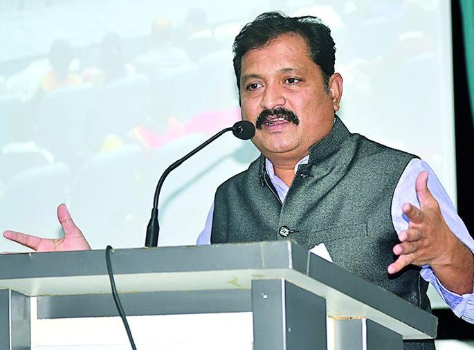 Budget 2020: In Budget only flickering of numbers : Atul Londhe | Budget 2020 :अर्थसंकल्पात केवळ आकड्यांची चलाखी : अतुल लोंढे Budget 2020: In Budget only flickering of numbers : Atul Londhe | Budget 2020 :अर्थसंकल्पात केवळ आकड्यांची चलाखी : अतुल लोंढे