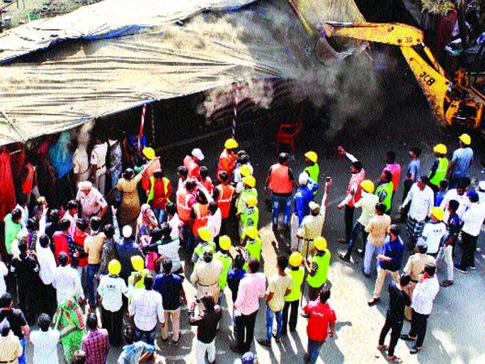 Bulldozer on 45 floors with 640 stalls in Mumbra | मुंब्य्रात ६४० स्टॉलसह ४५ गाळ्यांवर बुलडोझर