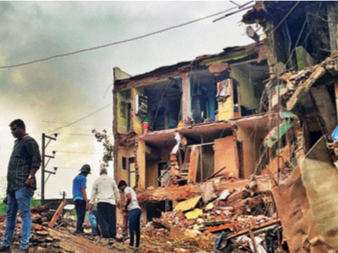 Two died in Dombivli building collapse, woman escaped unharmed | डोंबिवलीत इमारतीचा भाग कोसळून दाेघांचा मृत्यू, महिला सुखरुप बचावली