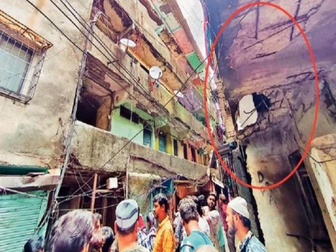 structure of the building collapsed on mother and daughter who was going to school | शाळेत निघालेल्या मायलेकीवर कोसळला इमारतीचा सज्जा; कल्याणमधील घटना structure of the building collapsed on mother and daughter who was going to school | शाळेत निघालेल्या मायलेकीवर कोसळला इमारतीचा सज्जा; कल्याणमधील घटना