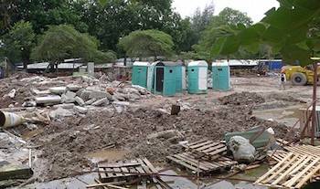 Building construction material put on roads; headache for people | रस्त्यावरील बांधकाम साहित्य ठरतेय डोकेदुखी! Building construction material put on roads; headache for people | रस्त्यावरील बांधकाम साहित्य ठरतेय डोकेदुखी!