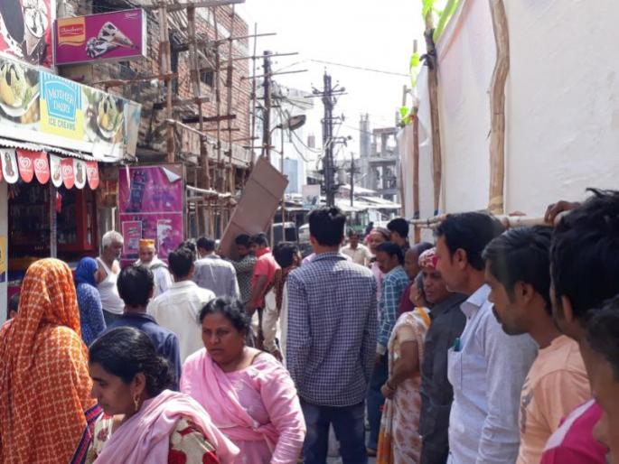 Electric shock death of young man while giving water to the wall | भिंतीला पाणी देत असलेल्या युवकाला विजेचा धक्का Electric shock death of young man while giving water to the wall | भिंतीला पाणी देत असलेल्या युवकाला विजेचा धक्का