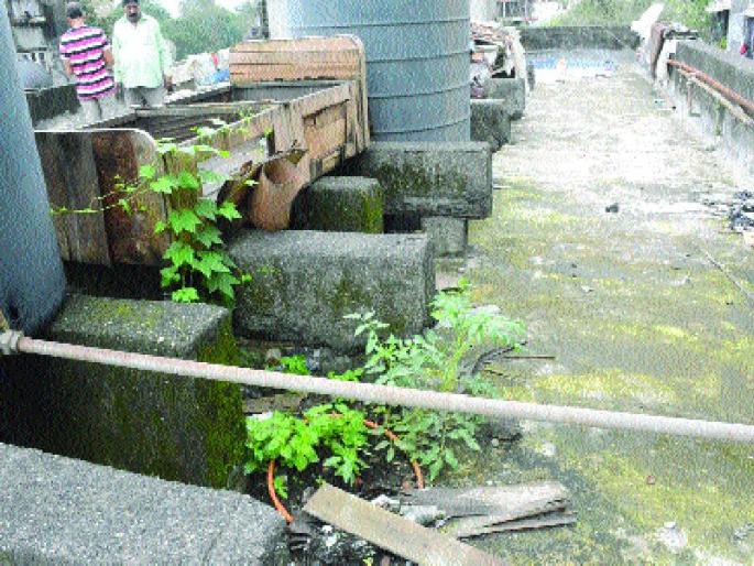 Holocaust roof, colonization due to wall collapses | गळके छप्पर, भिंतींच्या भेगांमुळे वसाहतींची दुरवस्था Holocaust roof, colonization due to wall collapses | गळके छप्पर, भिंतींच्या भेगांमुळे वसाहतींची दुरवस्था