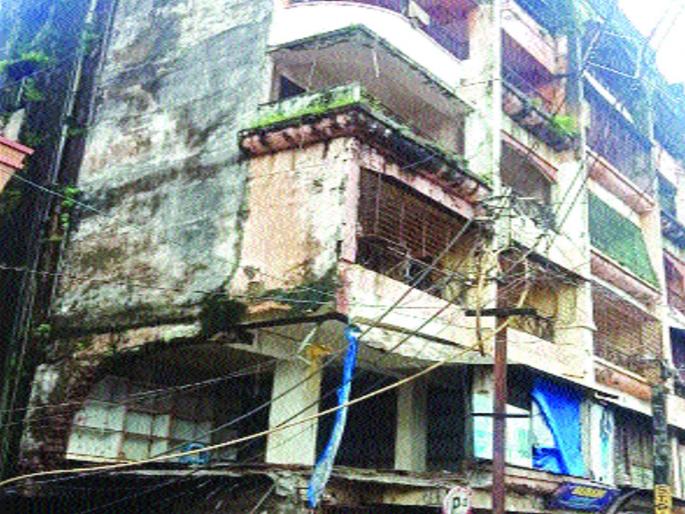 Empty building gallery collapsed | रिकाम्या इमारतीची गॅलरी कोसळली Empty building gallery collapsed | रिकाम्या इमारतीची गॅलरी कोसळली