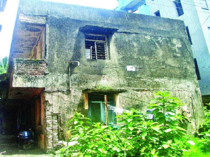 Government orders to vacate the Mumbai dangerous building | मुंबईतील 7 धोकायदायक इमारती खाली करण्याचे आदेश Government orders to vacate the Mumbai dangerous building | मुंबईतील 7 धोकायदायक इमारती खाली करण्याचे आदेश