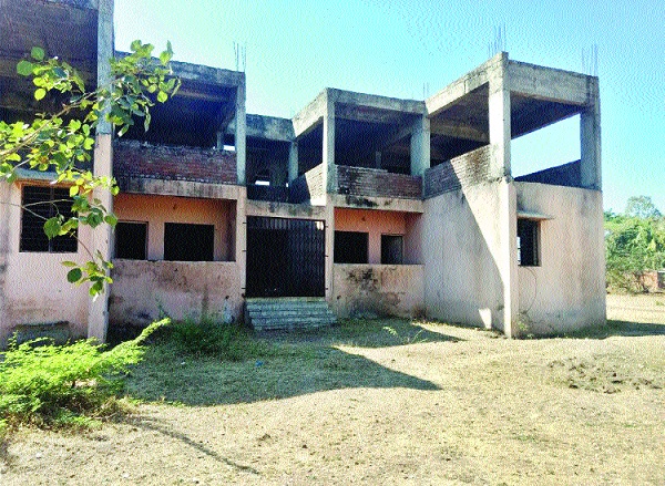  The buildings are stagnant due to non-existence! Raosaheb See a few: Look at the buildings of the Public Works Department and their mischief | वास्तव्य नसल्याने इमारती मोडकळीस! रावसाहेब थोडं इकडंही बघा : सार्वजनिक बांधकाम विभागाच्या इमारती पडून व त्यांचा गैरकारभार