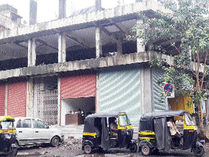 Unauthorized building stands after the action | कारवाईनंतरही अनधिकृत इमारत उभी Unauthorized building stands after the action | कारवाईनंतरही अनधिकृत इमारत उभी