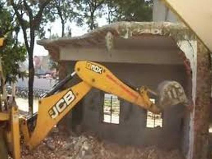 Municipal hammer on six unauthorized buildings in Akola | सहा अनधिकृत इमारतींवर महापालिकेचा हातोडा Municipal hammer on six unauthorized buildings in Akola | सहा अनधिकृत इमारतींवर महापालिकेचा हातोडा