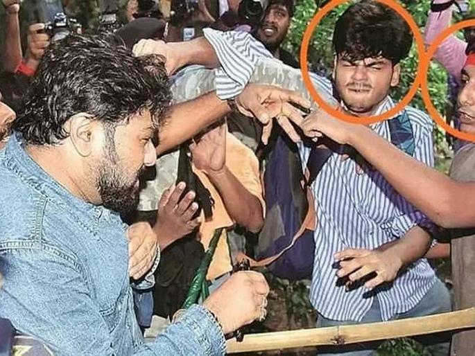 Governors freed babul supriya, minister hit by students in kolkata jadavpur university | क्रेंद्रीय मंत्र्यांना विद्यार्थ्यांची धक्काबुक्की, राज्यपालांनी केली सुटका Governors freed babul supriya, minister hit by students in kolkata jadavpur university | क्रेंद्रीय मंत्र्यांना विद्यार्थ्यांची धक्काबुक्की, राज्यपालांनी केली सुटका