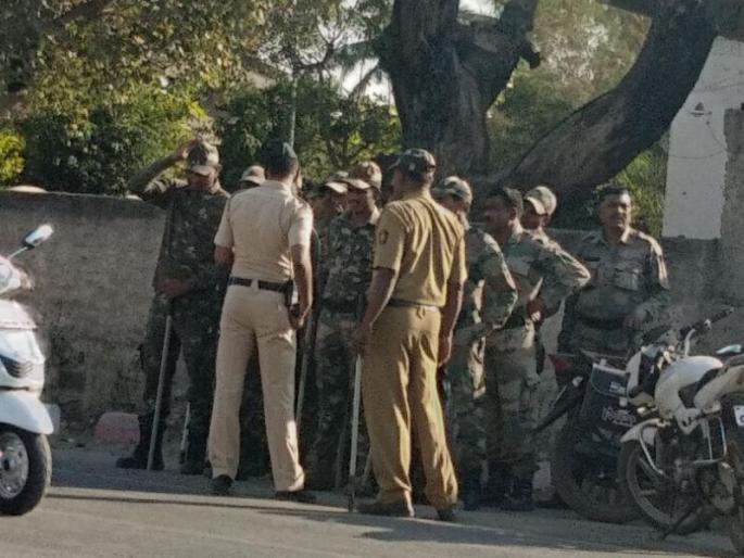 Sticks of Shagah on the birthday banner, Sticks of police to disperse crowd | वाढदिवसाच्या बॅनरवरून शेगावात तणाव, जमाव पांगवण्यासाठी पोलिसांचा लाठीचार्ज Sticks of Shagah on the birthday banner, Sticks of police to disperse crowd | वाढदिवसाच्या बॅनरवरून शेगावात तणाव, जमाव पांगवण्यासाठी पोलिसांचा लाठीचार्ज