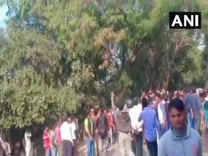 clash in Bulandshahar on the suspicion of cow slaughter, police inspector death in violence | गोहत्येच्या संशयावरून उत्तर प्रदेशात तणाव, हिंसाचारात पोलीस इन्स्पेक्टरचा मृत्यू   clash in Bulandshahar on the suspicion of cow slaughter, police inspector death in violence | गोहत्येच्या संशयावरून उत्तर प्रदेशात तणाव, हिंसाचारात पोलीस इन्स्पेक्टरचा मृत्यू