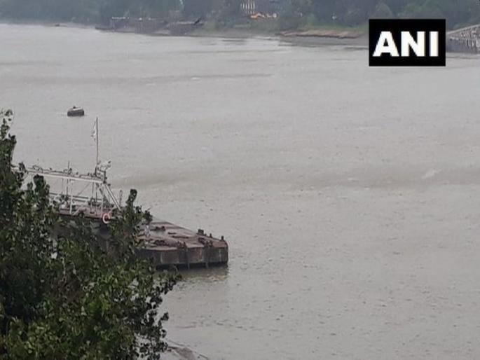 cyclone bulbul makes landfall two deaths reported | Cyclone Bulbul : ओडिशाच्या किनारपट्टीला 'बुलबुल' चक्रीवादळाचा तडाखा, दोघांचा मृत्यू cyclone bulbul makes landfall two deaths reported | Cyclone Bulbul : ओडिशाच्या किनारपट्टीला 'बुलबुल' चक्रीवादळाचा तडाखा, दोघांचा मृत्यू