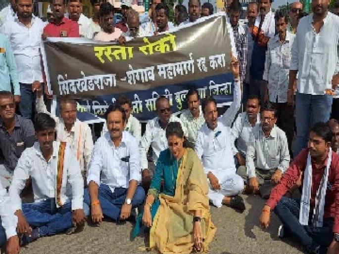 Opposition to Bhakti Highway, farmers block the road | भक्ती महामार्गाला विरोध, शेतकऱ्यांचा रास्तारोको; चिखलीत आंदोलन; दोन तास वाहतूक ठप्प Opposition to Bhakti Highway, farmers block the road | भक्ती महामार्गाला विरोध, शेतकऱ्यांचा रास्तारोको; चिखलीत आंदोलन; दोन तास वाहतूक ठप्प