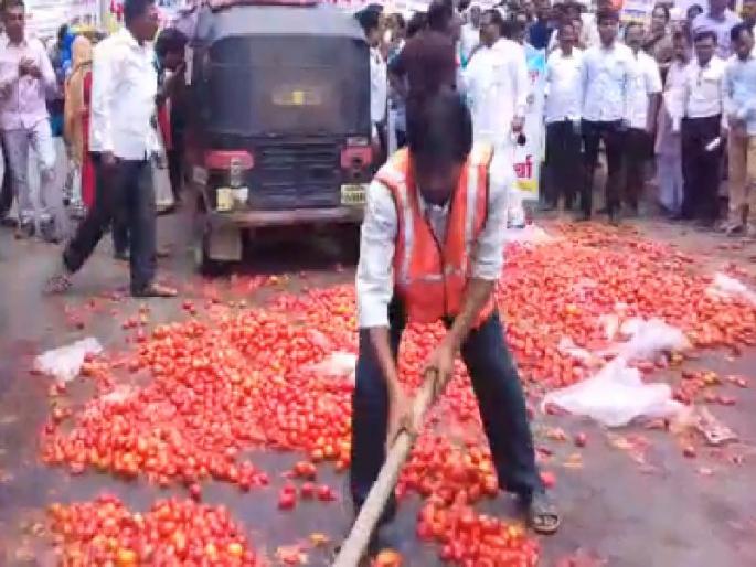 Tomato's 'red mud' in bulldog, 'Swabhimani' aggressor for vegetable producer farmers | बुलडाण्यात टोमॅटोचा ‘लाल चिखल’, भाजीपाला उत्पादक शेतक-यांसाठी ‘स्वाभिमानी’ आक्रमक Tomato's 'red mud' in bulldog, 'Swabhimani' aggressor for vegetable producer farmers | बुलडाण्यात टोमॅटोचा ‘लाल चिखल’, भाजीपाला उत्पादक शेतक-यांसाठी ‘स्वाभिमानी’ आक्रमक