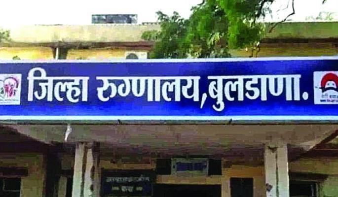 Two employees of Buldana District General Hospital suspended | बुलडाणा जिल्हा सामान्य रुग्णालयातील दोन कर्मचारी निलंबित