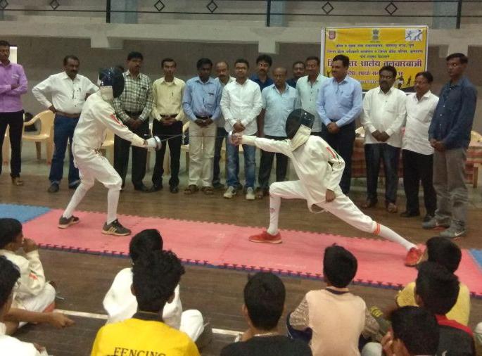District level school fencing sports competition in Buldhana | बुलडाण्यात रंगल्या जिल्हास्तर शालेय तलवारबाजी क्रीडा स्पर्धा  District level school fencing sports competition in Buldhana | बुलडाण्यात रंगल्या जिल्हास्तर शालेय तलवारबाजी क्रीडा स्पर्धा