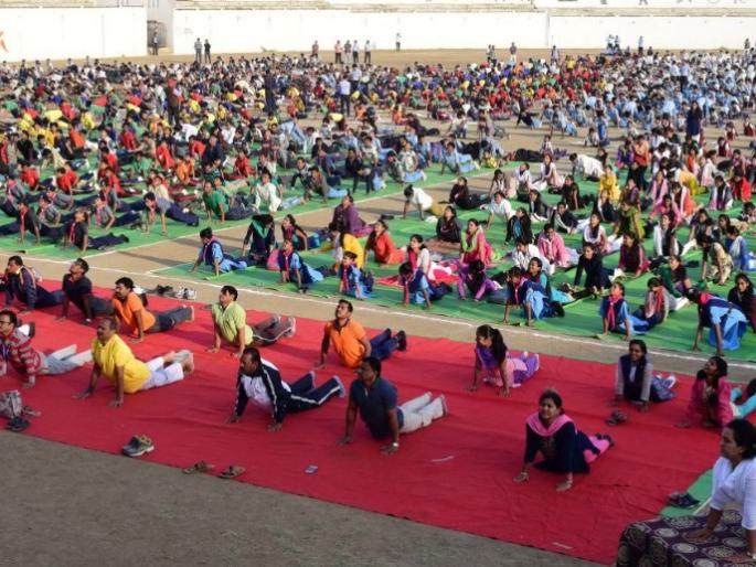 Group Surya Namaskar in Buldana: 3 thousand 700 students participated | बुलडाणा येथे सामूहिक सूर्यनमस्कार  : ३ हजार ७०० विद्यार्थ्यांचा सहभाग Group Surya Namaskar in Buldana: 3 thousand 700 students participated | बुलडाणा येथे सामूहिक सूर्यनमस्कार  : ३ हजार ७०० विद्यार्थ्यांचा सहभाग