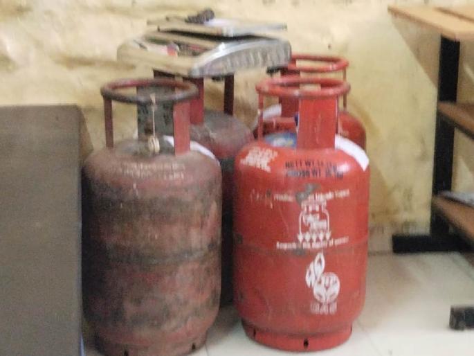 Two were caught red-handed while filling their car with gas; Items worth three lakhs including the car were seized | कारमध्ये गॅस भरताना दोघांना रंगेहात पकडले; कारसह तीन लाखांचा मुद्देमाल जप्त