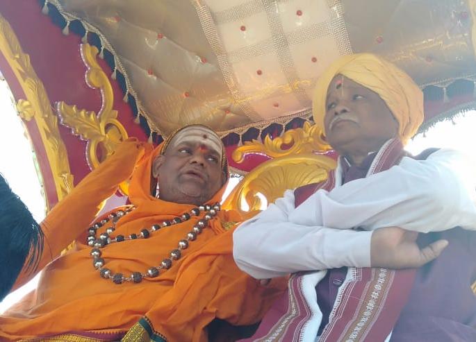 procession of Shankaracharya, gurupithadhish in buldana | बुलडाण्यात शंकराचार्य, गुरूपिठाधीशांची मिरवणूक procession of Shankaracharya, gurupithadhish in buldana | बुलडाण्यात शंकराचार्य, गुरूपिठाधीशांची मिरवणूक