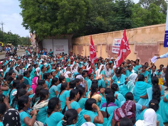 Asha, promoter's agitation in front of the Buldhana collector's office | आशा, गटप्रवर्तक संघटनेचे  जिल्हाधिकारी कार्यालयासमोर धरणे   Asha, promoter's agitation in front of the Buldhana collector's office | आशा, गटप्रवर्तक संघटनेचे  जिल्हाधिकारी कार्यालयासमोर धरणे