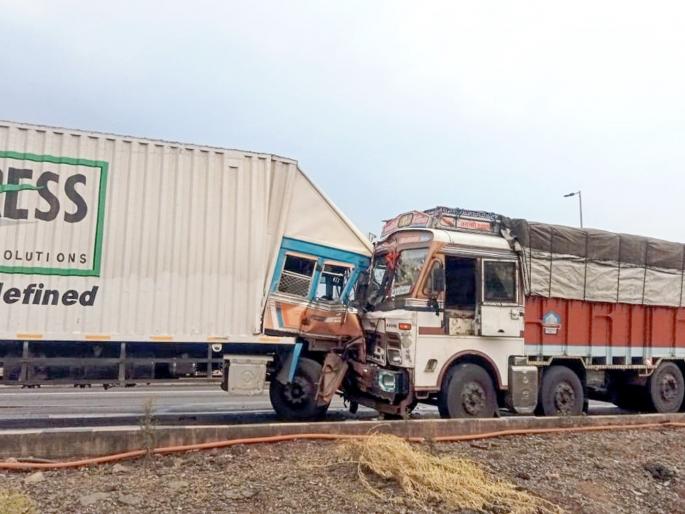17 people injured in two accidents on the national highway home guard bus hit the divider | राष्ट्रीय महामार्गावर दोन अपघातात १७ जण जखमी, गृहरक्षकांची बस दुभाजकावर आदळली 17 people injured in two accidents on the national highway home guard bus hit the divider | राष्ट्रीय महामार्गावर दोन अपघातात १७ जण जखमी, गृहरक्षकांची बस दुभाजकावर आदळली