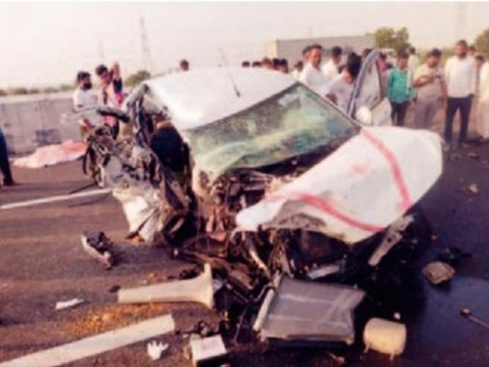 Two people in a car died on the spot in a horrific accident on Samruddhi Highway | 'समृद्धी'वर चालकाला लागली डुलकी; भीषण अपघातात कारमधील दोघांचा जागीच मृत्यू Two people in a car died on the spot in a horrific accident on Samruddhi Highway | 'समृद्धी'वर चालकाला लागली डुलकी; भीषण अपघातात कारमधील दोघांचा जागीच मृत्यू